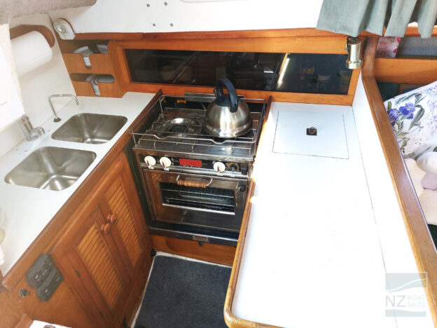 TE TUI: Well Equipped 1986 Raven 31 - Image 9